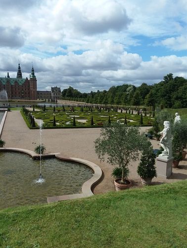 In Copenhagen Dänmark, you can visit Rosenborg Castle and its wonderful garden. This is a Dutch renaissance castle. It was built between 1605 and 1625. King Christian IV commissioned it to be built. He commissioned quite a few amazing buildings. There is a museum here and if you visit here, you will be able to see royal collections that date from around 1580 to around 1800. This castle visit should take 3 or 4 hours easily...For more about Dänmark, see the SCANDINAVIA page of this website.