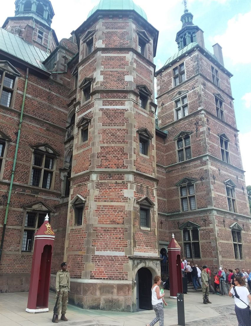 Time to queue up at the entrance of Rosenborg Castle.