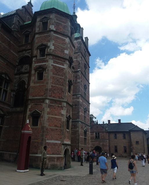 We are still waiting for that group of people to enter Rosenborg Castle. Then we will queue up to enter with the next group. The wait is not very long. Anyway, it is an enjoyable wait as long as you do not have many plans for the day. It is always best to plan for a whole morning or a whole afternoon when visiting a castle. .