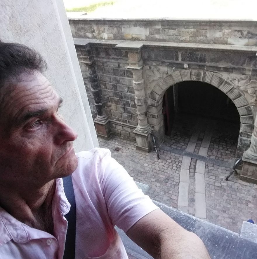 I am rarely in photos because I do not like doing selfies but I made an easy selfie while overlooking a passageway in Kronborg Castle . Many castles are like mazes and we must sometimes allow a few minutes to be lost 😏