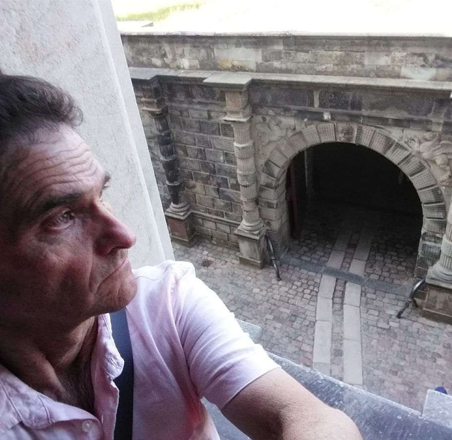 I am rarely in photos because I do not like doing selfies but I made an easy selfie while overlooking a passageway in Kronborg Castle . Many castles are like mazes and we must sometimes allow a few minutes to be lost 😏