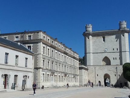 Pass through the huge gate of Château de Vincennes, walk a while, turn around, and you will see this view. The brown door on the left is where the ticket office and souvenir shop is.