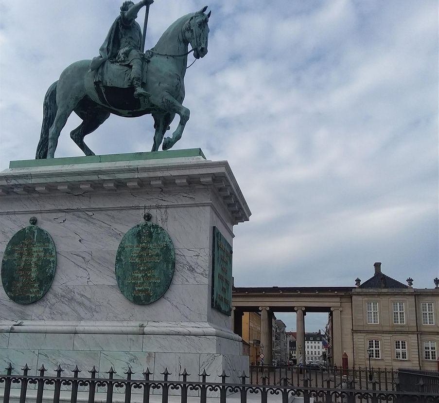 Speaking of Amalienborg Palace, this equistrian statue is in the center of its courtyard. It depicts King Fredrik V on his horse 🙂🐎. The statue was completed in 1771.