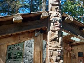 This is one of the tallest totem poles at Kia'palano. If you go to Capilano Suspension  Bridge, you will walk through this area first.